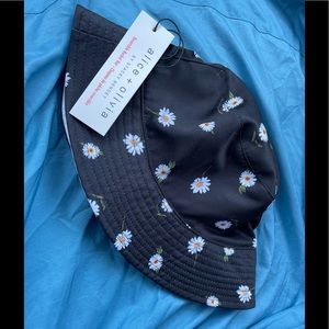 Nwt Alice + Olivia bucket hat